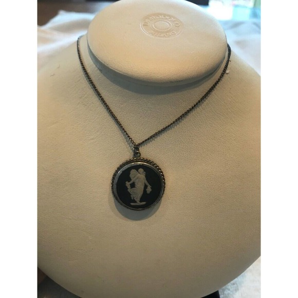 Vintage Wedgwood England Black Jasperware Angel cameo necklace pendant round - Picture 2 of 3